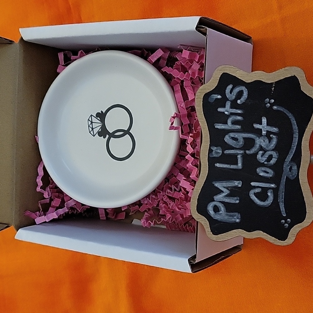 White Ring Dish with Black Ring Design New Wedding
